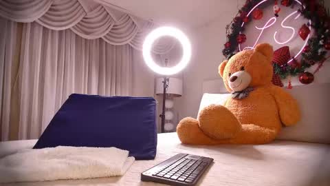 Lauren Saenz online show from 12/28/24, 12:03