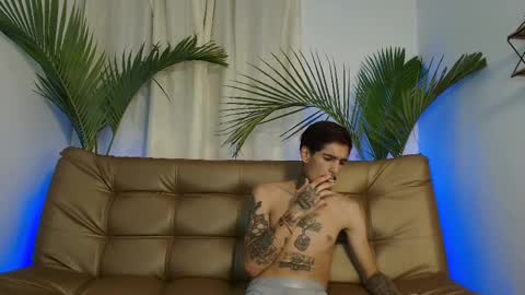 Snapshot of laurensex4 chatting on 02/21/25, 03:01 Lauren and Cristopher online show from 02/21/25, 03:01