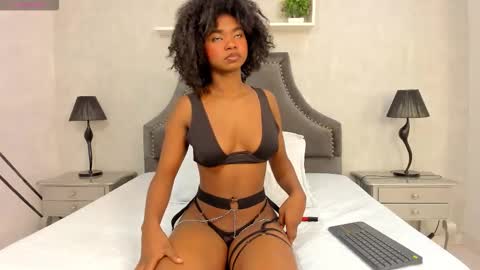 Snapshot of laurensnow1_ chatting on 10/28/25, 02:42 Lauren  online show from 10/28/25, 02:42