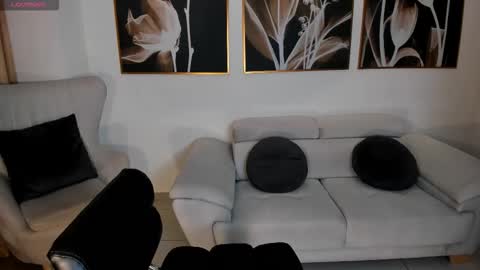 Snapshot of laurentconnor chatting on 10/16/25, 03:29 Lau online show from 10/16/25, 03:29