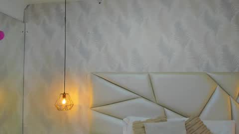 Snapshot of laurettedela_roux chatting on 11/19/25, 11:54 Laurent online show from 11/19/25, 11:54