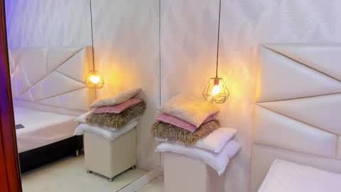 Snapshot of laurettedela_roux chatting on 12/14/25, 09:58 Laurent online show from 12/14/25, 09:58