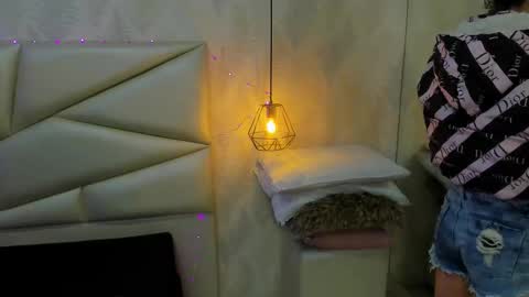 Snapshot of laurettedela_roux chatting on 12/17/25, 10:32 Laurent online show from 12/17/25, 10:32