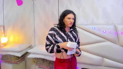 Snapshot of laurettedela_roux chatting on 12/18/25, 10:43 Laurent online show from 12/18/25, 10:43