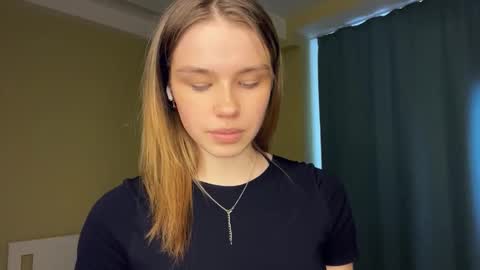 Snapshot of laurineleconey chatting on 03/12/26, 12:00 Bella online show from 03/12/26, 12:00