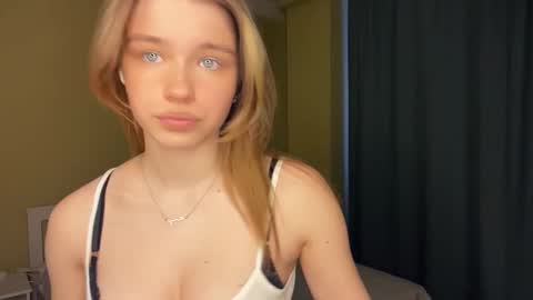 Snapshot of laurineleconey chatting on 03/13/26, 02:23 Bella online show from 03/13/26, 02:23