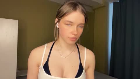 Snapshot of laurineleconey chatting on 03/14/26, 01:16 Bella online show from 03/14/26, 01:16