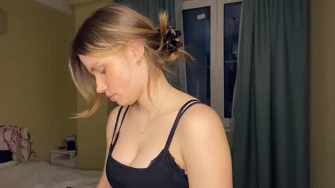 Snapshot of laurineleconey chatting on 03/19/26, 04:11 Bella online show from 03/19/26, 04:11