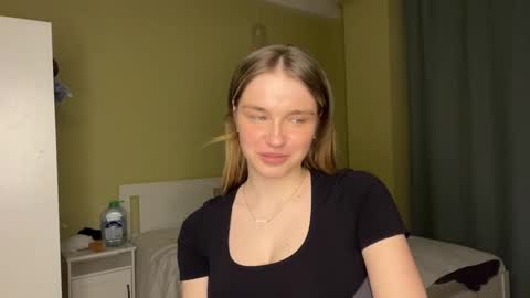 Snapshot of laurineleconey chatting on 03/20/26, 04:12 Bella online show from 03/20/26, 04:12