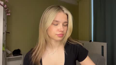 Snapshot of laurineleconey chatting on 04/08/26, 11:21 Bella online show from 04/08/26, 11:21