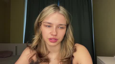 Snapshot of laurineleconey chatting on 04/09/26, 11:26 Bella online show from 04/09/26, 11:26