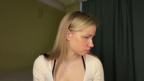 Snapshot of laurineleconey chatting on 04/10/26, 06:18 Bella online show from 04/10/26, 06:18