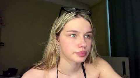 Snapshot of laurineleconey chatting on 05/19/26, 12:11 Bella online show from 05/19/26, 12:11