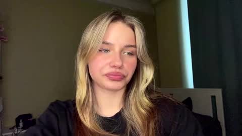 Snapshot of laurineleconey chatting on 06/01/26, 12:07 Bella online show from 06/01/26, 12:07