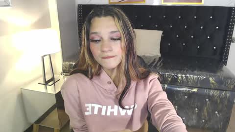Snapshot of laurita_b chatting on 01/15/25, 12:47 Laurita  online show from 01/15/25, 12:47