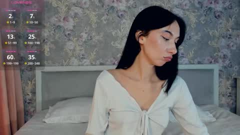 Snapshot of lauuraray chatting on 09/22/25, 01:24 Laura online show from 09/22/25, 01:24