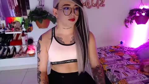 Snapshot of laveneno_ortiz07 chatting on 11/18/25, 12:05 Cristina online show from 11/18/25, 12:05