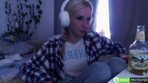 Snapshot of lavinell chatting on 07/17/26, 10:55 Mia online show from 07/17/26, 10:55