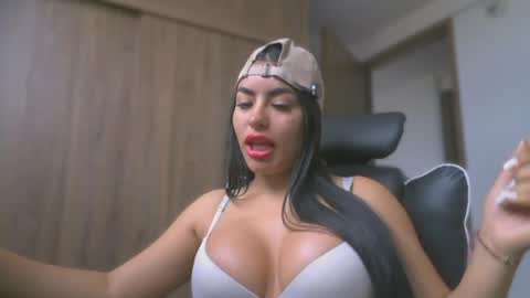 Snapshot of layla_nicols chatting on 05/27/26, 01:30 Layla online show from 05/27/26, 01:30