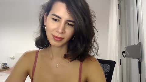 Layla online show from 10/08/25, 09:23