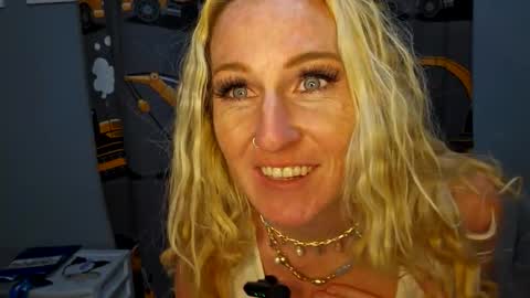 Snapshot of laylalucks chatting on 10/22/25, 03:18 laylalucks online show from 10/22/25, 03:18