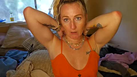 Snapshot of laylalucks chatting on 10/22/25, 05:34 laylalucks online show from 10/22/25, 05:34