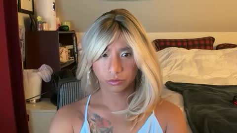 Snapshot of lbffemme chatting on 11/19/25, 02:00 lbffemme online show from 11/19/25, 02:00