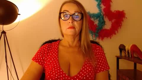 Snapshot of leadesire chatting on 10/27/25, 03:16 LEA online show from 10/27/25, 03:16