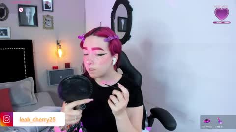 Snapshot of leah_cherry chatting on 05/08/26, 11:43 Leah online show from 05/08/26, 11:43