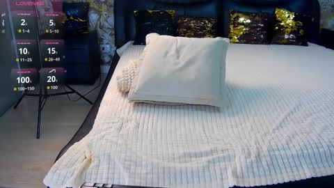 Snapshot of leah_emma chatting on 10/22/25, 11:21 Emma online show from 10/22/25, 11:21