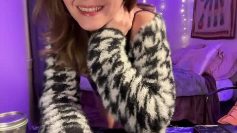 Snapshot of leahsparkles chatting on 12/25/24, 05:05 Leah Sparkles online show from 12/25/24, 05:05