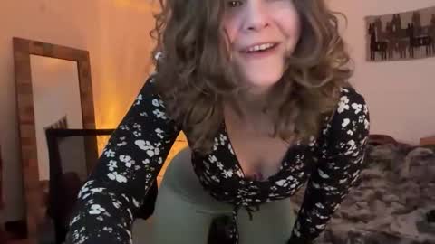 Snapshot of leahsparkles chatting on 10/28/25, 08:11 Leah Sparkles online show from 10/28/25, 08:11