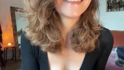 Snapshot of leahsparkles chatting on 12/01/25, 02:22 Leah Sparkles online show from 12/01/25, 02:22