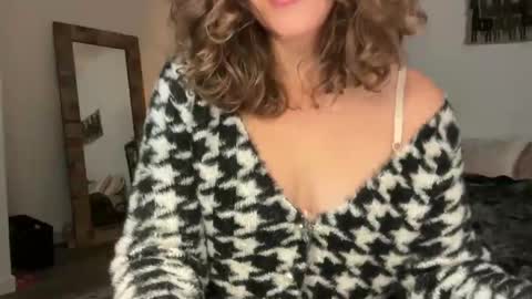 Snapshot of leahsparkles chatting on 12/05/25, 03:41 Leah Sparkles online show from 12/05/25, 03:41