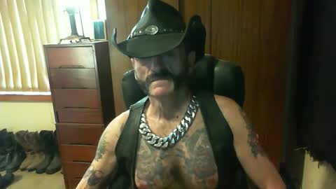 Snapshot of leathergreaser chatting on 10/19/25, 07:20 leathergreaser online show from 10/19/25, 07:20