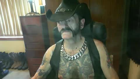 Snapshot of leathergreaser chatting on 10/24/25, 01:35 leathergreaser online show from 10/24/25, 01:35
