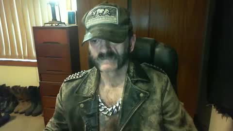 Snapshot of leathergreaser chatting on 11/19/25, 07:58 leathergreaser online show from 11/19/25, 07:58