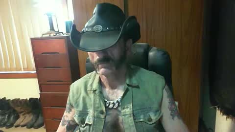 Snapshot of leathergreaser chatting on 12/14/25, 07:18 leathergreaser online show from 12/14/25, 07:18