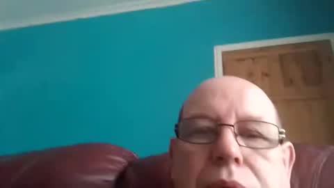 Snapshot of leatherpants68 chatting on 10/17/25, 10:40 leatherpants68 online show from 10/17/25, 10:40