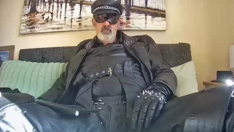 Snapshot of leathertease chatting on 03/11/25, 10:18 master or sir online show from 03/11/25, 10:18