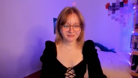 Snapshot of leazy_peasy chatting on 11/19/25, 04:01 Ellie online show from 11/19/25, 04:01