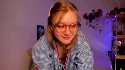 Snapshot of leazy_peasy chatting on 11/27/25, 06:48 Ellie online show from 11/27/25, 06:48