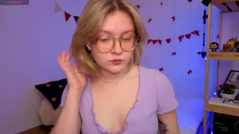 Snapshot of leazy_peasy chatting on 04/22/26, 07:33 Ellie online show from 04/22/26, 07:33