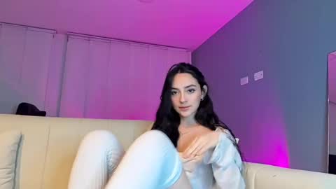 lee_mila online show from 12/07/24, 02:20