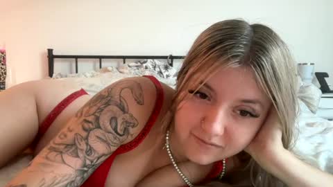Snapshot of leeannerose chatting on 06/15/26, 11:51 leeannerose online show from 06/15/26, 11:51