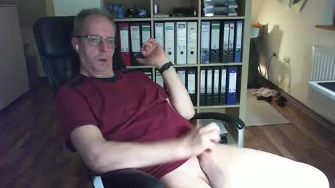 Snapshot of lefti27 chatting on 11/12/25, 10:41 Dave online show from 11/12/25, 10:41