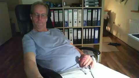 Snapshot of lefti27 chatting on 11/15/25, 01:03 Dave online show from 11/15/25, 01:03