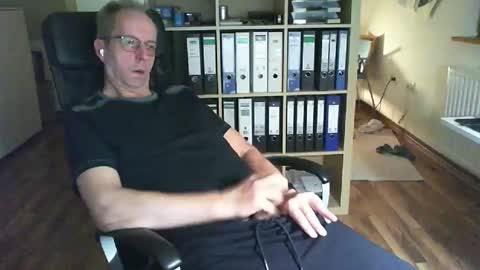 Snapshot of lefti27 chatting on 11/19/25, 11:05 Dave online show from 11/19/25, 11:05