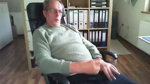 Snapshot of lefti27 chatting on 12/01/25, 12:54 Dave online show from 12/01/25, 12:54