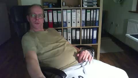 Snapshot of lefti27 chatting on 12/18/25, 01:33 Dave online show from 12/18/25, 01:33